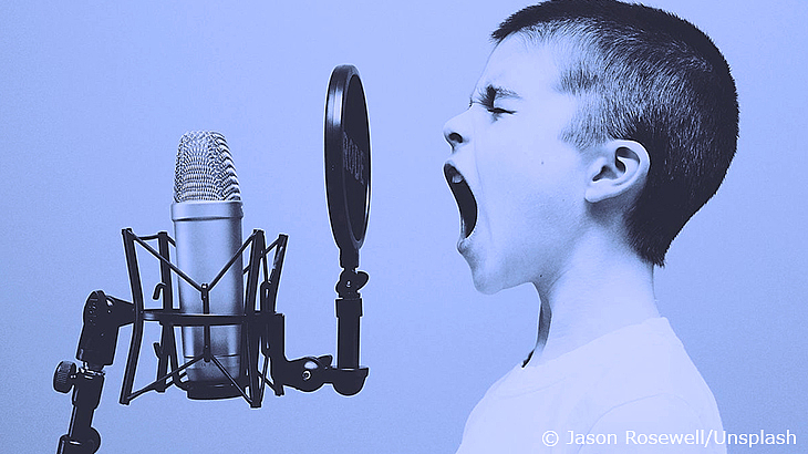 Schreiendes Kind in Mikrofon