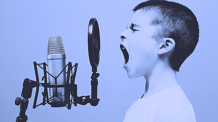 Schreiendes Kind in Mikrofon