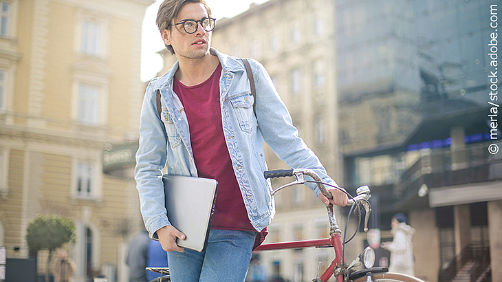 Student mit Fahrrad und Notebook